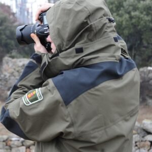 Chaqueta impermeable con capucha